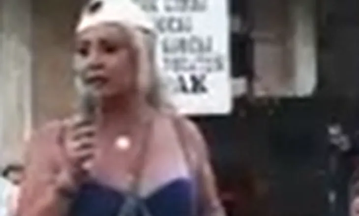 VIDEO / ‘Marrin nga 20 mijë euro për koncert’, protestuesja sulmon artistët: Noizy këtu rri si plehrë sepse…