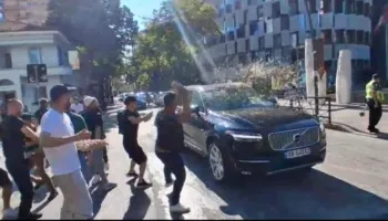VIDEO/ Mbyllet seanca plenare! Protestuesit qëllojnë makinat e deputetëve me vezë