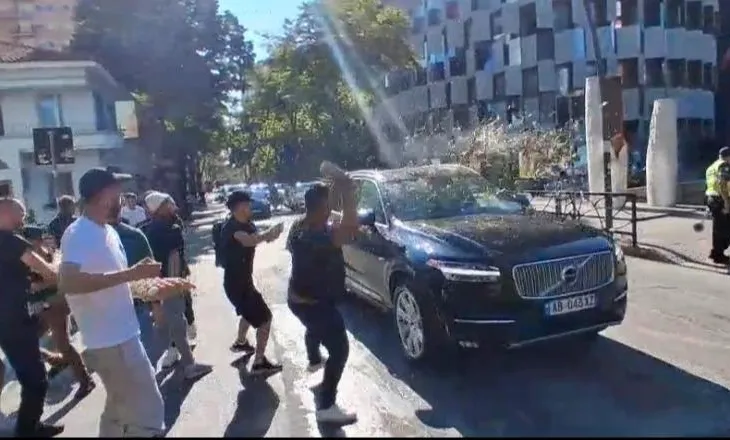 VIDEO/ Mbyllet seanca plenare! Protestuesit qëllojnë makinat e deputetëve me vezë