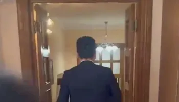 VIDEO / Momenti kur Agron Shehaj rrëmben marrëveshjen me SHBA dhe ikën me vrap