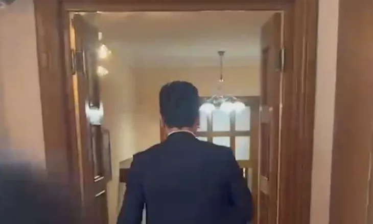 VIDEO / Momenti kur Agron Shehaj rrëmben marrëveshjen me SHBA dhe ikën me vrap