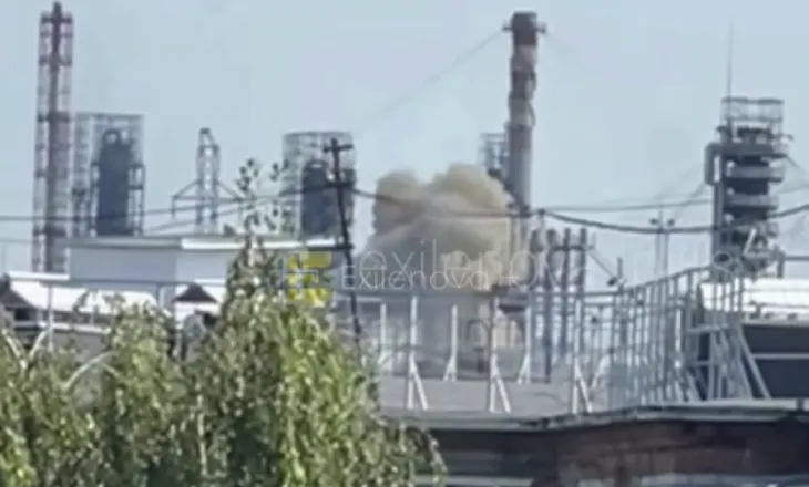 VIDEO/ Momenti kur droni ukrainas godet rafinerinë ruse të naftës në Tyumen