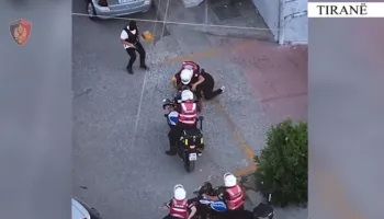 VIDEO / “Ndal, policia!”! Kapet 52-vjeçari që shiste lëndë plasëse, i gjenden 600 gramë tritol gati për shpërthim