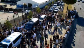 VIDEO/ Në pritje të koncertit te Kanye West, të rinj vendas e të huaj mblidhen në ‘Eagle Stadium’