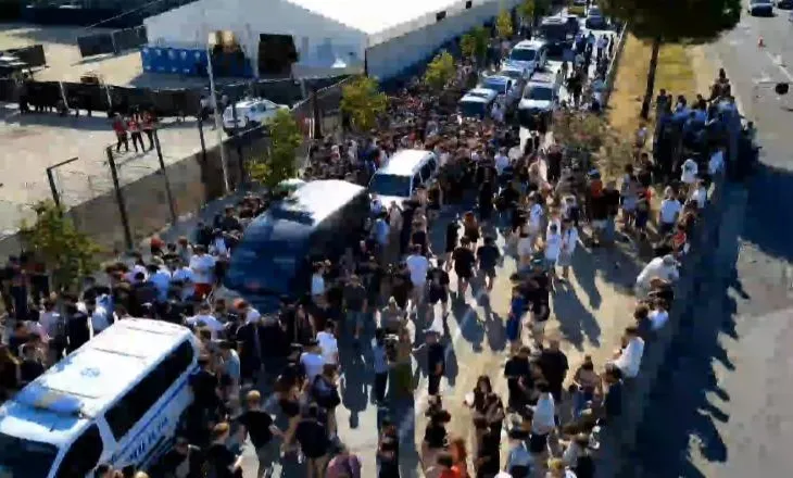 VIDEO/ Në pritje të koncertit te Kanye West, të rinj vendas e të huaj mblidhen në ‘Eagle Stadium’