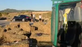 VIDEO/ Përplasje e rëndë në Fier-Vlorë, BMW merr para kamionçinën me bar, një i plagosur