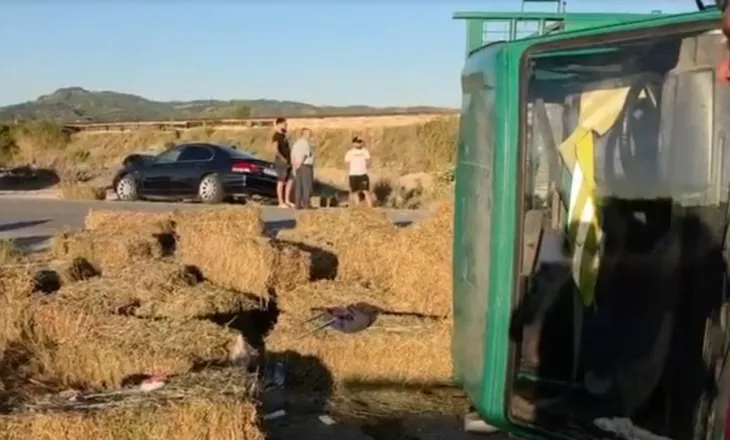 VIDEO/ Përplasje e rëndë në Fier-Vlorë, BMW merr para kamionçinën me bar, një i plagosur