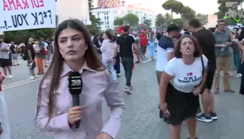 VIDEO / Protestuesit paqësorë sulmojnë gazetaren e TCH: Ik moj e qelbur! Uuuuuuu!