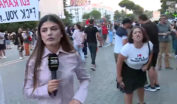 VIDEO / Protestuesit paqësorë sulmojnë gazetaren e TCH: Ik moj e qelbur! Uuuuuuu!