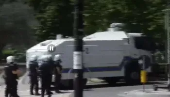 VIDEO / Protestuesit ulen para Kuvendit, Policia hap rrugën me autobot dhe lotsjellës! Has në rezistencë të dhunshme