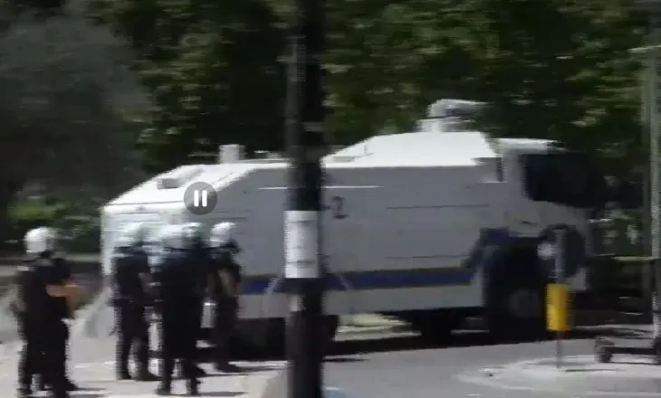 VIDEO / Protestuesit ulen para Kuvendit, Policia hap rrugën me autobot dhe lotsjellës! Has në rezistencë të dhunshme