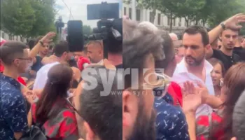 VIDEO/ Qytetarët largojnë Adriatik Lapajn nga protesta para Parlamentit
