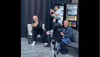 VIDEO/ Rama i mëson robotit në Gjermani të bëjë shqiponjën dykrenare!