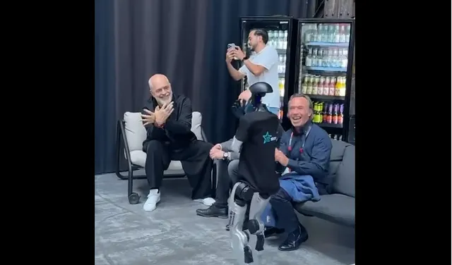VIDEO/ Rama i mëson robotit në Gjermani të bëjë shqiponjën dykrenare!