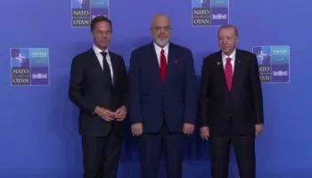 VIDEO / Rama pritet nga Rutte dhe Erdogan në përshëndetjen zyrtare të Krerëve të Shteteve dhe Qeverive