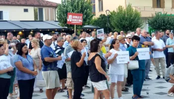 VIDEO / Reforma Territoriale, protestë në Urën Vajgurore: Mos e prekni qytetin e lashtë, nuk do ta lejojmë!