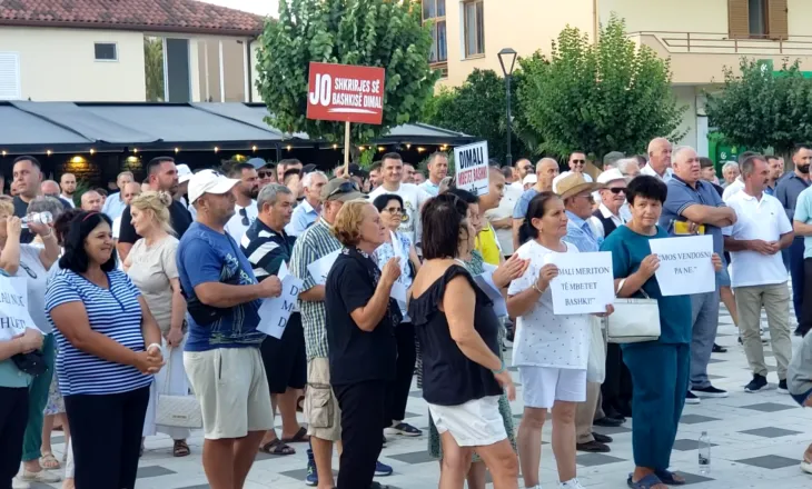 VIDEO / Reforma Territoriale, protestë në Urën Vajgurore: Mos e prekni qytetin e lashtë, nuk do ta lejojmë!