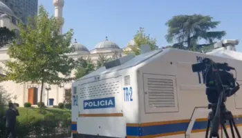 VIDEO / Seanca plenare, Policia me masa të shtuara sigurie, auobotë me ujë te Kuvendi