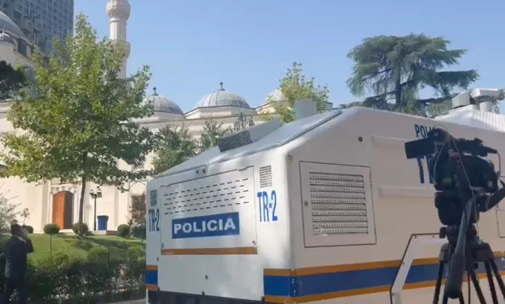 VIDEO / Seanca plenare, Policia me masa të shtuara sigurie, auobotë me ujë te Kuvendi