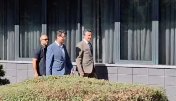 VIDEO/ Takim me Hamzën dhe Abdixhikun për formimin e institucioneve të reja, Kurti mbërrin në ambientet e Kuvendit