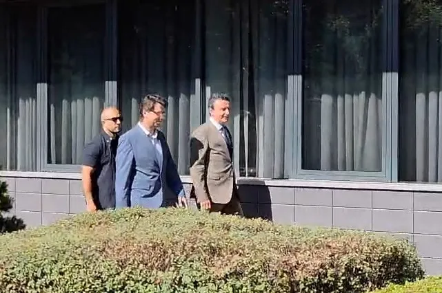 VIDEO/ Takim me Hamzën dhe Abdixhikun për formimin e institucioneve të reja, Kurti mbërrin në ambientet e Kuvendit