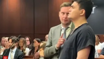 VIDEO/ Tentoi të rrëmbejë dy vajza, shqiptari u tregon gishtin e mesit familjarëve të viktimave në gjyq
