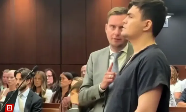 VIDEO/ Tentoi të rrëmbejë dy vajza, shqiptari u tregon gishtin e mesit familjarëve të viktimave në gjyq