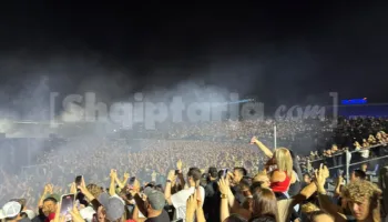 VIDEO / Thirrjet për bojkot bien në vesh të shurdhër, mijëra fansa në koncertin e Kanye West