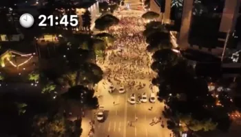 VIDEO/ Tkurret protesta para Kryeministrisë në ditën e 32-të, ja sa ishte pjesëmarrja në orën 21:45
