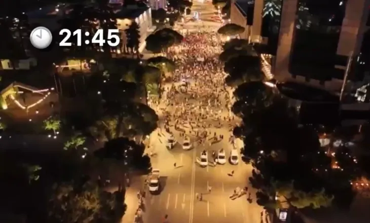 VIDEO/ Tkurret protesta para Kryeministrisë në ditën e 32-të, ja sa ishte pjesëmarrja në orën 21:45