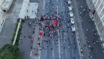 VIDEO/ Vijon protesta në ditën e 50-ë, ja pjesëmarrja e qytetarëve para Kryeministrisë në orën 20:05