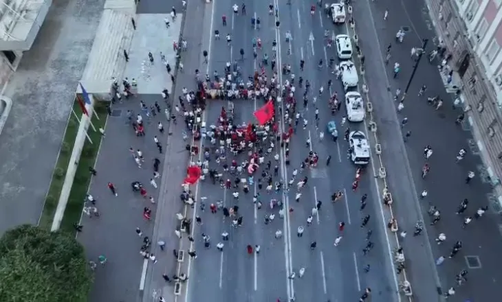 VIDEO/ Vijon protesta në ditën e 50-ë, ja pjesëmarrja e qytetarëve para Kryeministrisë në orën 20:05
