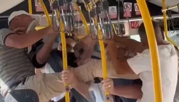 Videoja që po bën xhiron e rrjetit/ Grusht e shqelma për një ulëse