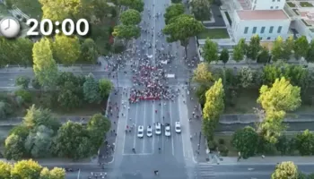 VIDEOLAJM/ Pamjet me dron! Ja sa është pjesëmarrja në protestën përpara Kryeministrisë