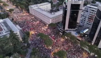 VIDEOLAJM/ Pamjet me dron! Ja sa ishte pjesëmarrja në protestë në orën 20:30