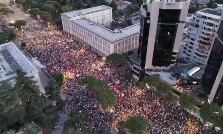 VIDEOLAJM/ Pamjet me dron! Ja sa ishte pjesëmarrja në protestë në orën 20:30