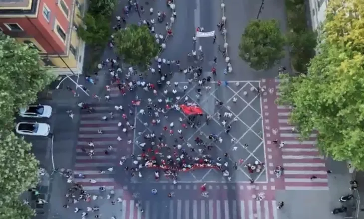 VIDEOLAJM/ Protesta në ditën e 43-të, ja sa u mblodhën në sheshin “Skënderbej” në orën 19:45