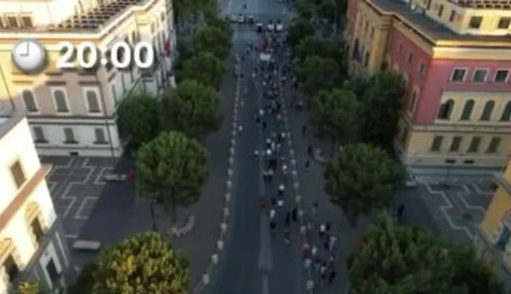 VIDEOLAJM/ Protesta në ditën e 44-t, ja pjesëmarrja e qytetarëve në orën 20:00