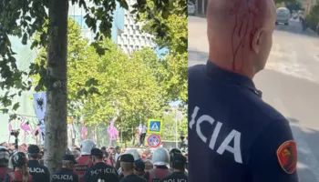 VIDEOLAJM / Protestuesit sulmojnë me gurë Policinë, plagoset në kokë një efektiv