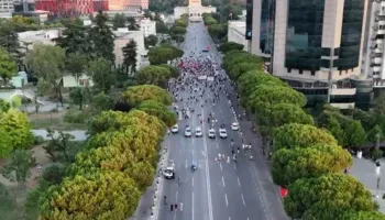 VIDEOLAJM/ Tubimi i protestuesve në ditën e 34-t para Kryeministrisë, ja sa ishte pjesëmarrja në orën 20:00