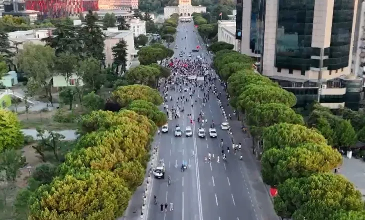 VIDEOLAJM/ Tubimi i protestuesve në ditën e 34-t para Kryeministrisë, ja sa ishte pjesëmarrja në orën 20:00