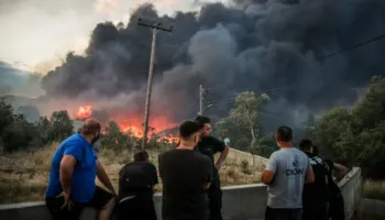 Vihet nën kontroll zjarri pranë Selanikut/ Tymi i dendur mbulon ende qytetin!