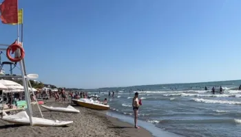 Vija bregdetare në Vlorë e pamonitoruara, pushuesit: Mungon siguria