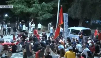 Vijon marshimi/ Protestuesit ulen para Parlamentit, thirrje të forta: Parlamenti i krimit