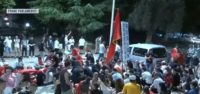 Vijon marshimi/ Protestuesit ulen para Parlamentit, thirrje të forta: Parlamenti i krimit