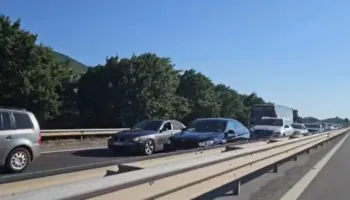 Vijon radha kilometrike e mjeteve në Morinë, qytetarët presin në temperatura të larta të kalojnë kufirin