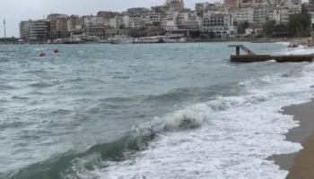 Vlora, Saranda, Ksamili dhe Borshi në alarm për motin, ndalohen disa mjete lundruese për shkak të kushteve të këqija, ja çfarë duhet të dini!