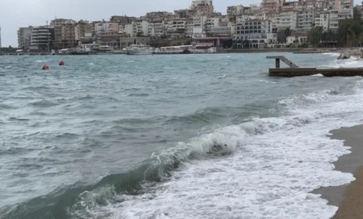 Vlora, Saranda, Ksamili dhe Borshi në alarm për motin, ndalohen disa mjete lundruese për shkak të kushteve të këqija, ja çfarë duhet të dini!