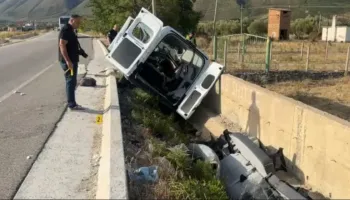 Vlorë/ Përmbyset furgoni me punëtorë, humb jetën 52-vjeçari, katër të tjerë të plagosur