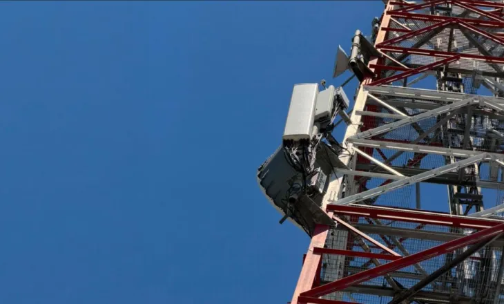 Vodafone Albania teston për herë të parë teknologjine e re, që kombinon AI me robotikën, për fuqizimin automatik të rrjetin celular